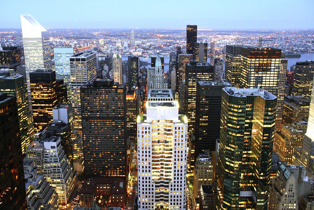 Skyline de negocios inmobiliarios al atardecer
